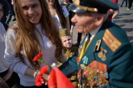 Москва.  Девочка наблюдает за ветераном  во время празднования на Поклонной горе 71-й годовщины Победы в Великой Отечественной войне.