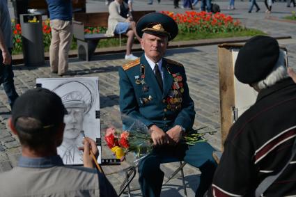 Москва.  Художник рисует портрет  ветерана  во время празднования на Поклонной горе 71-й годовщины Победы в Великой Отечественной войне.