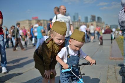 Москва.  Дети во время празднования на Поклонной горе 71-й годовщины Победы в Великой Отечественной войне.