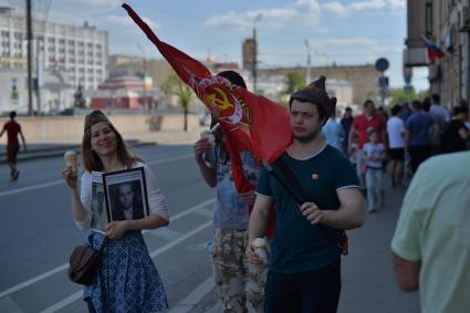 Москва.  Участники акции памяти `Бессмертный полк` во время шествия в День Победы.