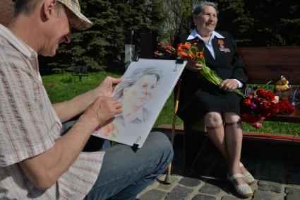 Москва.  Художник  рисует  портрет  ветерана во время празднования на Поклонной горе 71-й годовщины Победы в Великой Отечественной войне.