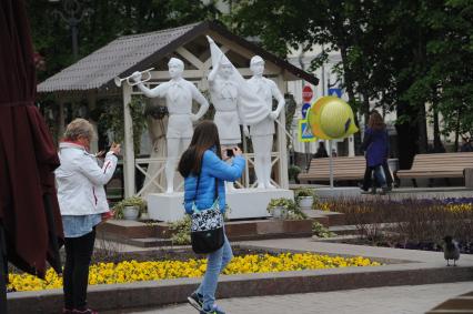 Москва.  Фигуры в стиле советской парковой скульптуры, установленные к фестивалю `Московская весна` в Новопушкинском сквере.