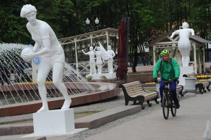 Москва.  Фигуры в стиле  советской парковой скульптуры, установленные к фестивалю `Московская весна`  в Новопушкинском сквере.