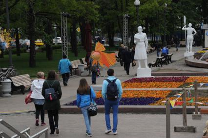 Москва.  Фигуры в стиле советской парковой скульптуры, установленные к фестивалю `Московская весна`  в Новопушкинском сквере.