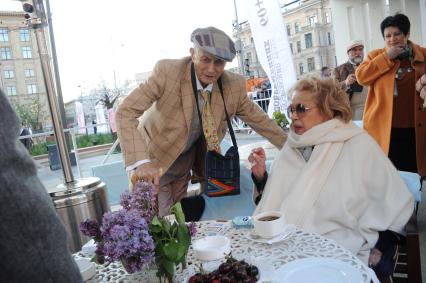 Москва.   Художественный руководитель театра `Современник` Галина Волчек  и поэт Евгений Евтушенко на праздновании юбилея театра `Современник` в рамках фестиваля `Черешневый лес` на Триумфальной площади.