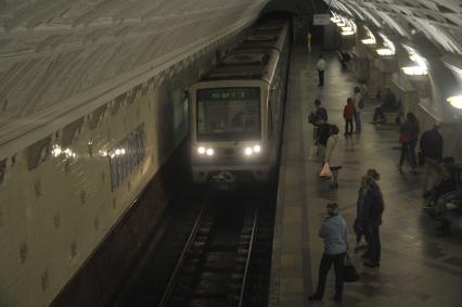 Москва.  Поезд прибывает на станцию `Белорусская`  Кольцевой линии метро.