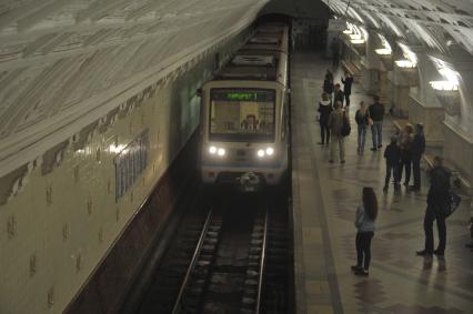 Москва. Поезд прибывает на станцию `Белорусская` Кольцевой линии метро.