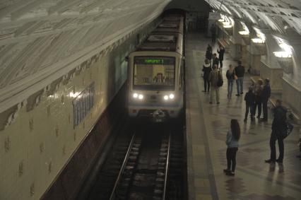 Москва.  Поезд прибывает на станцию `Белорусская`  Кольцевой линии метро.