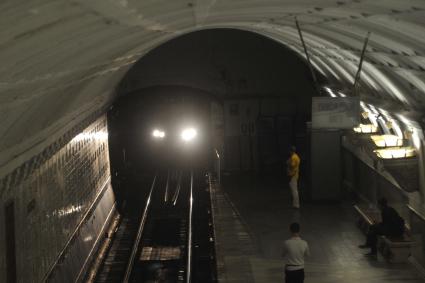 Москва.  Поезд прибывает на станцию `Белорусская`  Кольцевой линии метро.