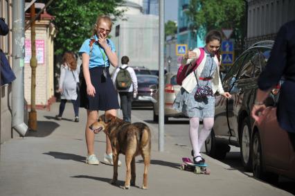 Москва. Девочка катается на скейтборде.