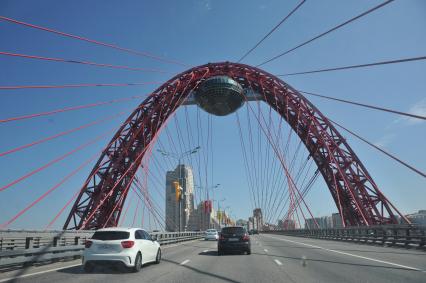 Москва.    Вантовый Живописный мост через Москву-реку в Серебряном бору.