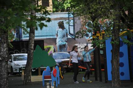 Москва.  Граффити во дворе жилого дома.