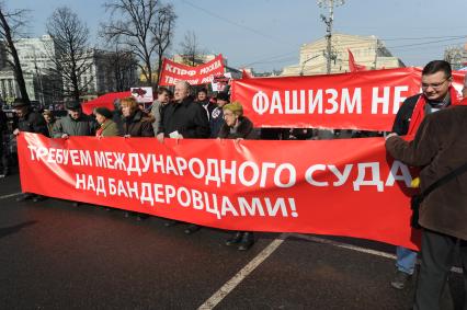 Москва. На площади Революции, прошла многотысячная акция КПРФ в поддержку Крыма, Севастополя и Юго-Востока Украины.