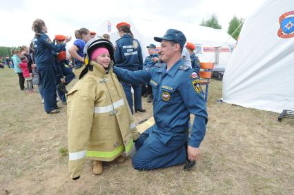 Московская область,  Ногинск.  Ребенок в фоме пожарного на демонстрационных учениях в рамках открытия Международного салона `Комплексная безопасность-2016.