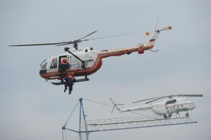 Московская область,  Ногинск.  Высадка сотрудников МЧС с вертолета BO-105 на демонстрационных учениях в рамках открытия Международного салона `Комплексная безопасность-2016`.