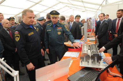 Московская область,  Ногинск.  Министр РФ по делам гражданской обороны, чрезвычайным ситуациям и ликвидации последствий стихийных бедствий Владимир Пучков (второй слева)  и генерал-лейтенант Чижиков Эдуард (третий слева) на открытии Международного салона `Комплексная безопасность-2016`.