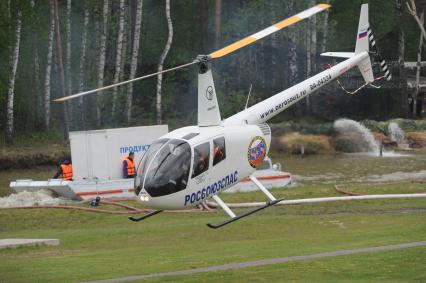 Московская область,  Ногинск.   Вертолет Robinson R44 на демонстрационных учениях в рамках открытия Международного салона `Комплексная безопасность-2016`.