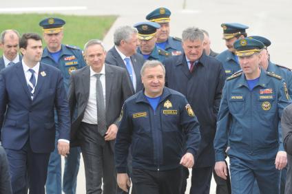 Московская область,  Ногинск.  Министр РФ по делам гражданской обороны, чрезвычайным ситуациям и ликвидации последствий стихийных бедствий Владимир Пучков (в центре) и заместитель Министра МЧС РФ Владимир Степанов (справа) на открытии Международного салона `Комплексная безопасность-2016`.