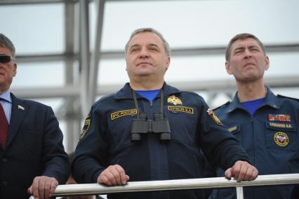 Московская область, Ногинск. Министр РФ по делам гражданской обороны, чрезвычайным ситуациям и ликвидации последствий стихийных бедствий Владимир Пучков и заместитель Министра МЧС РФ Владимир Степанов (справа) на открытии Международного салона `Комплексная безопасность-2016`.