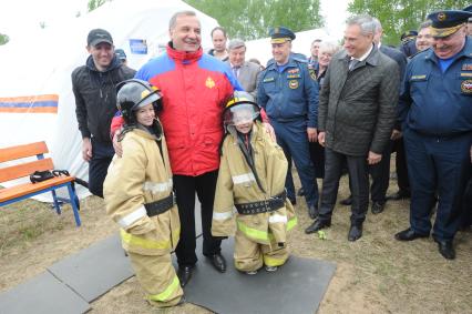 Московская область, Ногинск. Министр РФ по делам гражданской обороны, чрезвычайным ситуациям и ликвидации последствий стихийных бедствий Владимир Пучков прибыл на открытие Международного салона `Комплексная безопасность-2016`.