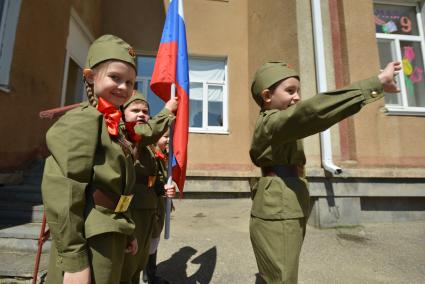 Ставрополь. Воспитанники детских садов соревновались в ловкости и эрудиции во время проведения военно-патриотической игры `Зарничка`.