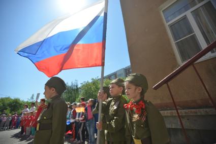 Ставрополь. Воспитанники детских садов соревновались в ловкости и эрудиции во время проведения военно-патриотической игры `Зарничка`.