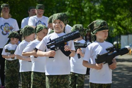 Ставрополь. Воспитанники детских садов соревновались в ловкости и эрудиции во время проведения военно-патриотической игры `Зарничка`.