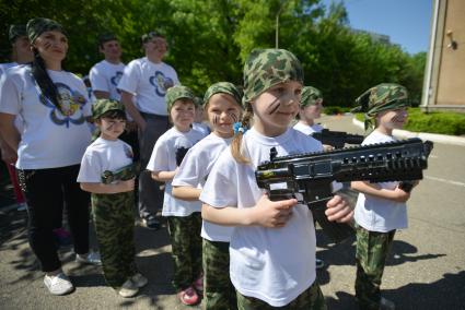 Ставрополь. Воспитанники детских садов соревновались в ловкости и эрудиции во время проведения военно-патриотической игры `Зарничка`.