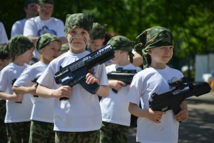 Ставрополь. Воспитанники детских садов соревновались в ловкости и эрудиции во время проведения военно-патриотической игры `Зарничка`.