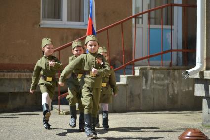 Ставрополь. Воспитанники детских садов соревновались в ловкости и эрудиции во время проведения военно-патриотической игры `Зарничка`.