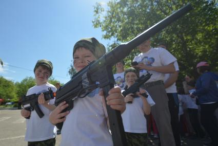 Ставрополь. Воспитанники детских садов соревновались в ловкости и эрудиции во время проведения военно-патриотической игры `Зарничка`.