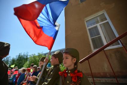 Ставрополь. Воспитанники детских садов соревновались в ловкости и эрудиции во время проведения военно-патриотической игры `Зарничка`.