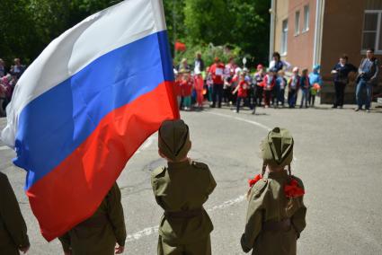 Ставрополь. Воспитанники детских садов соревновались в ловкости и эрудиции во время проведения военно-патриотической игры `Зарничка`.