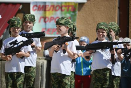 Ставрополь. Воспитанники детских садов соревновались в ловкости и эрудиции во время проведения военно-патриотической игры `Зарничка`.