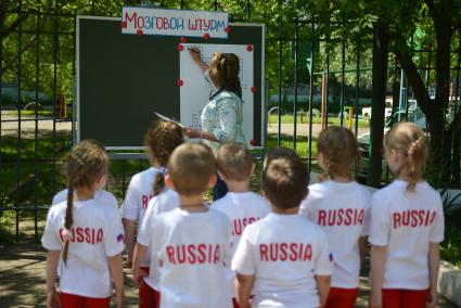 Ставрополь. Воспитанники детских садов соревновались в ловкости и эрудиции во время проведения военно-патриотической игры `Зарничка`.