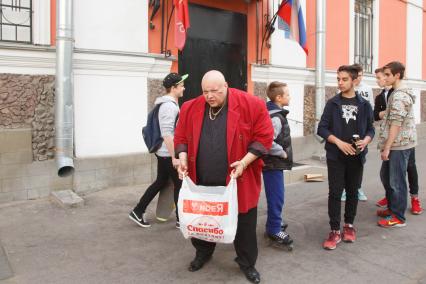 Санкт-Петербург. Музыкант Стас Барецкий принес еду Вячеславу Дацику, доставленому в 18 отдел полиции Петроградского района за разбой в ходе ночного рейда по городским борделям.