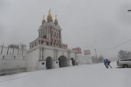 Москва.    Храм Спаса Преображения над северными воротами на территории Новодевичьего монастыря.