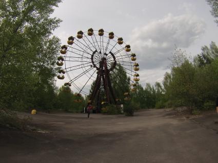 Украина. Припять, колесо обозрения в парке аттракционов.