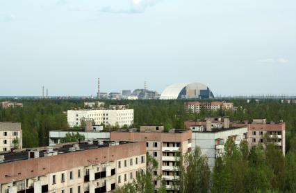 Украина. Зона отчуждения, город Припять, вид с крыши высотки на улице Героев Сталинграда на ЧАЭС.