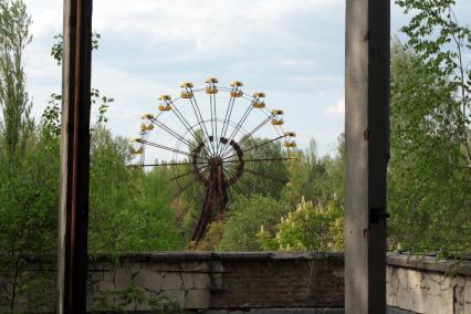 Украина.  Зона отчуждения, город Припять, вид из ДК Энергетик на колесо обозрения