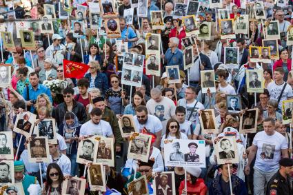 Санкт-Петербург. Участники акции памяти `Бессмертный полк` во время шествия в День Победы.