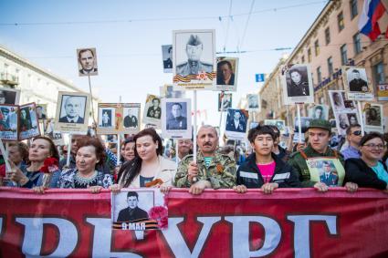 Санкт-Петербург. Участники акции памяти `Бессмертный полк` во время шествия в День Победы.