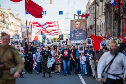 Санкт-Петербург. Участники акции памяти `Бессмертный полк` во время шествия в День Победы.