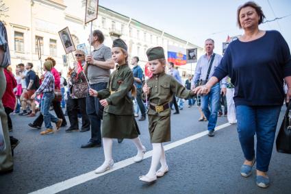 Санкт-Петербург. Участники акции памяти `Бессмертный полк` во время шествия в День Победы.