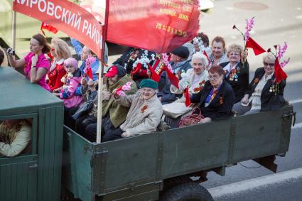 Санкт-Петербург.  Ветераны во время  акции памяти `Бессмертный полк` во время шествия по Невскому проспекту в День Победы.