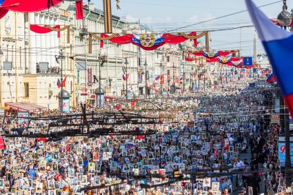 Санкт-Петербург. Участники акции памяти `Бессмертный полк` во время шествия в День Победы.