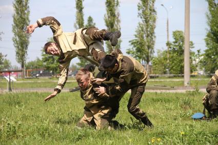 Нижний Новгород.    Спецназ и кадеты показали свое мастерство в рукопашном бою на дне призывника.