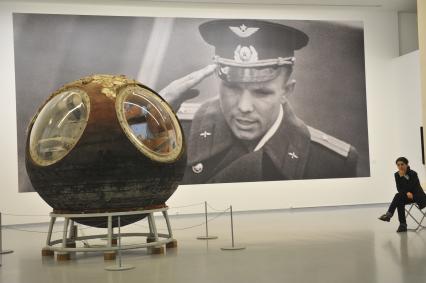 Москва. Спускаемый аппарат корабля `Восток-1` космонавта Юрия Гагарина на выставке `Русский космос`, приуроченной к 55-летию со дня полета в космос Ю.Гагарина, в Мультимедиа Арт Музее.