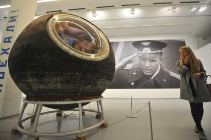 Москва. Посетительница у спускаемого аппарата `Восток-1` космонавта Юрия Гагарина на выставке `Русский космос`, приуроченной к 55-летию со дня полета в космос Ю.Гагарина, в Мультимедиа Арт Музее.