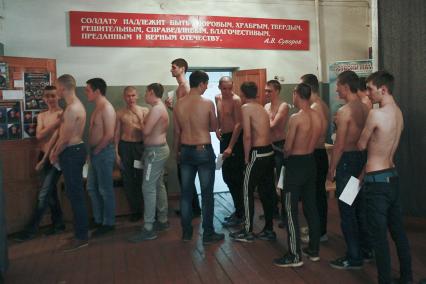 Барнаул. С началом весеннего призыва юноши проходят медкомиссию.